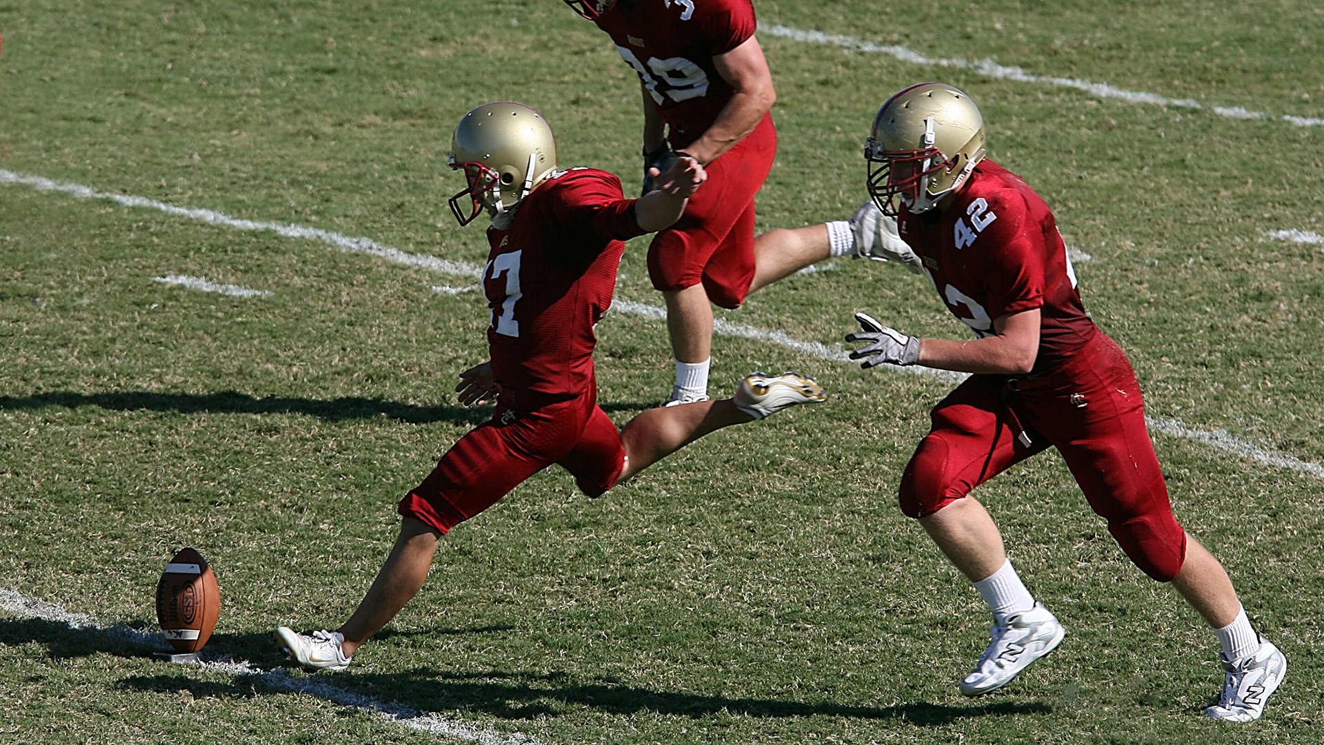 足球赛事中球员受伤事件牵动球迷心.，足球比赛球员受伤